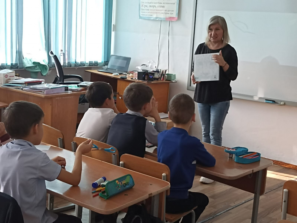 Методист парка ведет занятие в Нижнесуэтукской школе.jpg